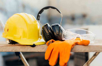 Protezioni per l’udito, cuffie ed elmetti contro il rumore sul lavoro